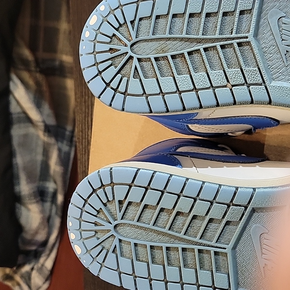 Air Jordan 1 Mid Rare "UNC" (2013) Mens 8.5 Womens 10 EUC - Picture 11 of 11